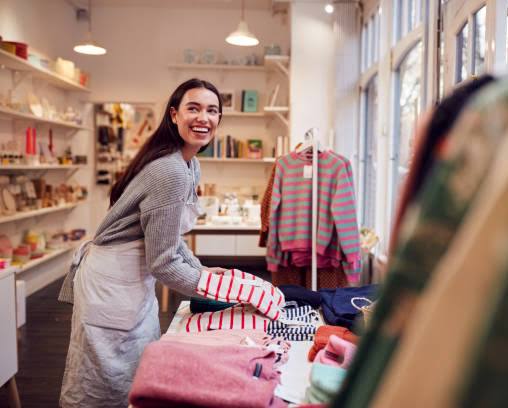 Comerciante ordenando la mercadería de su local